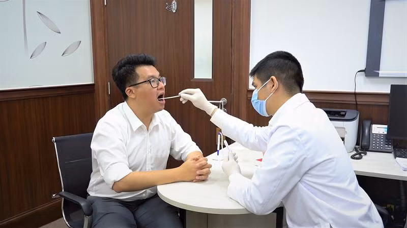 Khách hàng xét nghiệm gen tiền tiểu đường chỉ cần lấy máu hoặc lấy mẫu niêm mạc miệng để xét nghiệm, kết quả sẽ có sau 2 tuần Khách hàng xét nghiệm gen tiền tiểu đường chỉ cần lấy máu hoặc lấy mẫu niêm mạc miệng để xét nghiệm, kết quả sẽ có sau 2 tuần