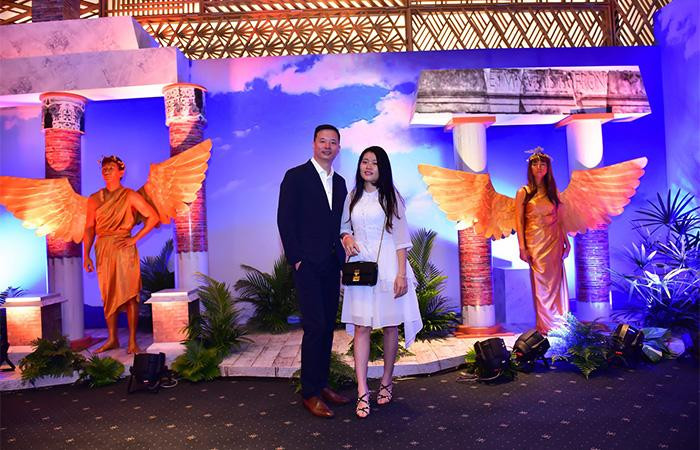 Khách mời trải nghiệm không gian tái hiện thị trấn Địa Trung Hải tại sự kiện. Khách mời trải nghiệm không gian tái hiện thị trấn Địa Trung Hải tại sự kiện.