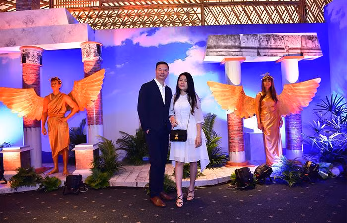 Khách mời trải nghiệm không gian tái hiện thị trấn Địa Trung Hải tại sự kiện. Khách mời trải nghiệm không gian tái hiện thị trấn Địa Trung Hải tại sự kiện.