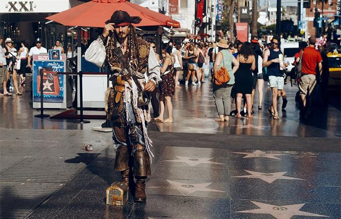 Đại lộ Danh vọng Hollywood đông đúc và nhộn nhịp