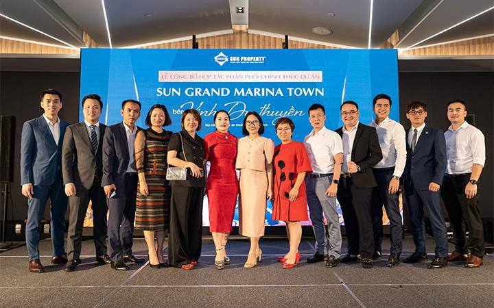 11 đại lý phân phối chính thức dự án Sun Grand Marina Town chụp hình lưu niệm với đại diện chủ đầu tư.