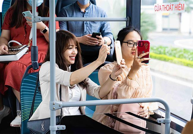 Không còn “cơn ác mộng” mùi xăng dầu và đặc biệt an toàn, buýt điện VinBus “ghi điểm” mạnh với các hành khách nữ Không còn “cơn ác mộng” mùi xăng dầu và đặc biệt an toàn, buýt điện VinBus “ghi điểm” mạnh với các hành khách nữ