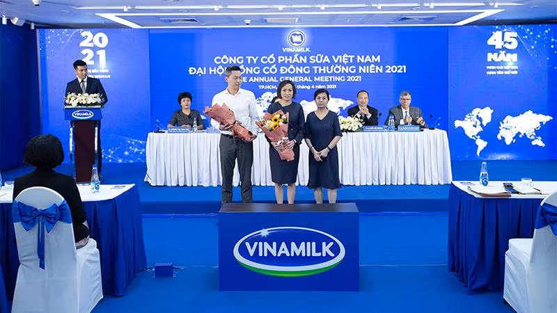 Bà Lê Thị Băng Tâm, Chủ tịch Hội đồng quản trị Vinamilk chúc mừng 2 thành viên mới tham gia Hội đồng quản trị Bà Lê Thị Băng Tâm, Chủ tịch Hội đồng quản trị Vinamilk chúc mừng 2 thành viên mới tham gia Hội đồng quản trị
