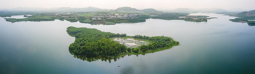 Bao quanh trang trại TH là một không gian xanh với sông nước, cỏ cây… tạo thành một bức tranh thủy mặc, cùng với hệ thống pin điện mặt trời được lắp đặt trên những mái nhà trang trại, TH đang nỗ lực gìn giữ môi trường trong lành.