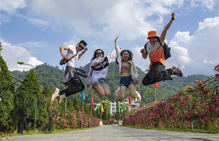 Du khách khám phá Sa Pa Du khách khám phá Sa Pa