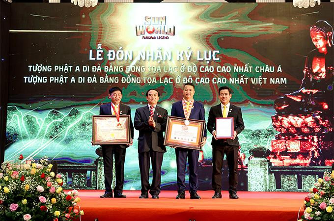 Đại diện Sun World Fansipan Legend nhận chứng nhận kỷ lục tượng Phật Đại diện Sun World Fansipan Legend nhận chứng nhận kỷ lục tượng Phật
