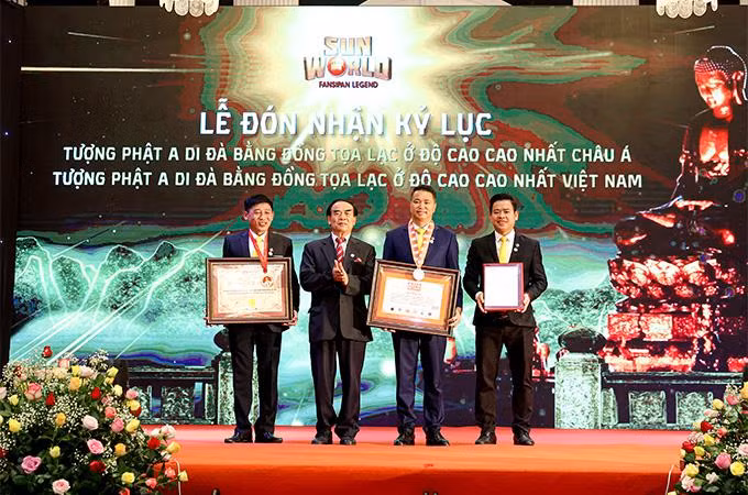 Đại diện Sun World Fansipan Legend nhận chứng nhận kỷ lục tượng Phật Đại diện Sun World Fansipan Legend nhận chứng nhận kỷ lục tượng Phật