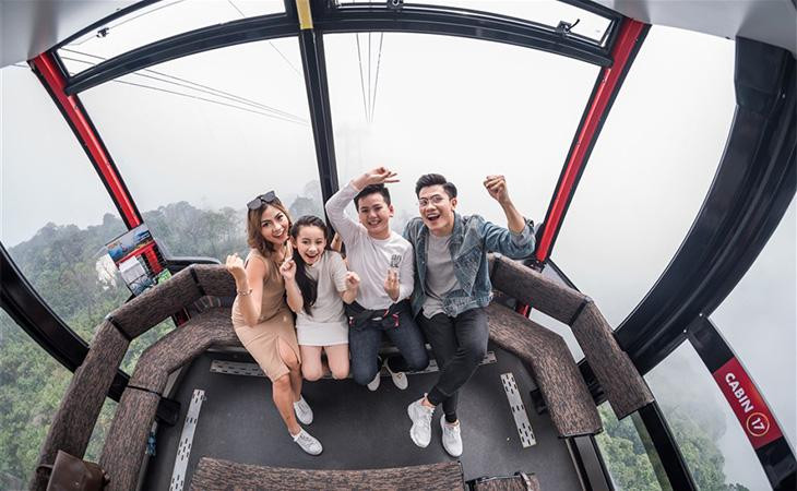 Du khách trải nghiệm cáp treo Fansipan Du khách trải nghiệm cáp treo Fansipan