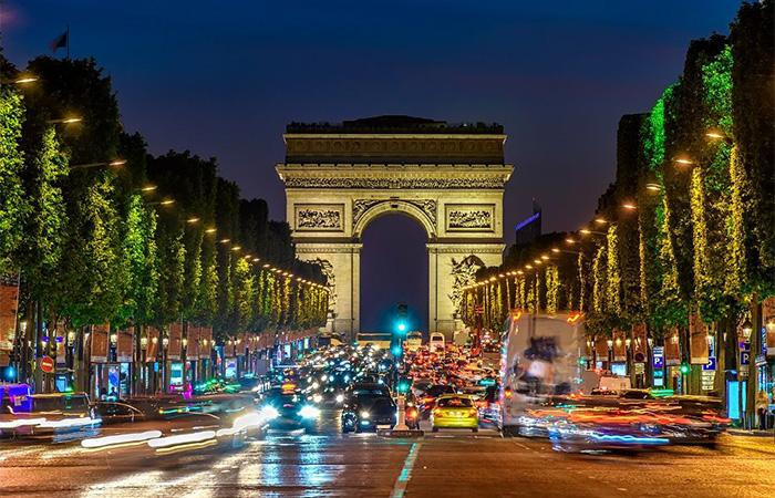 Đại lộ Champs-Élysées lung linh về đêm