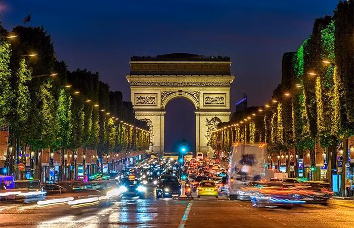 Đại lộ Champs-Élysées lung linh về đêm