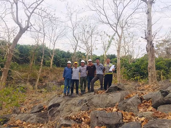 Nguyễn Đình Tuấn (thứ 2 từ trái sang) và các đồng nghiệp Nguyễn Đình Tuấn (thứ 2 từ trái sang) và các đồng nghiệp