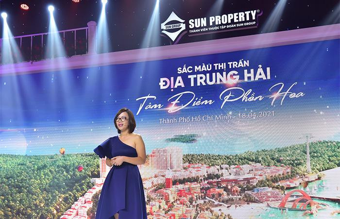 Đại diện chủ đầu tư Sun Group giới thiệu về tính ưu việt của shophouse The Center. Đại diện chủ đầu tư Sun Group giới thiệu về tính ưu việt của shophouse The Center.