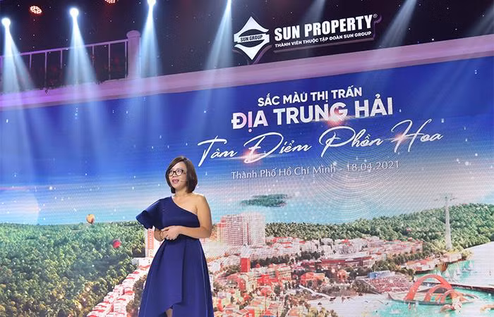 Đại diện chủ đầu tư Sun Group giới thiệu về tính ưu việt của shophouse The Center. Đại diện chủ đầu tư Sun Group giới thiệu về tính ưu việt của shophouse The Center.