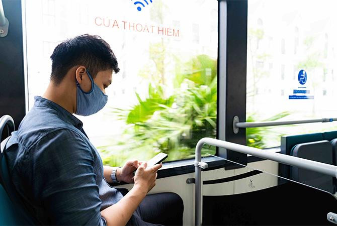 Xe buýt điện của VinBus chinh phục các hành khách trẻ tuổi nhờ hệ thống wifi miễn phí và cổng sạc USB cường độ 1A được bố trí tại mỗi hàng ghế Xe buýt điện của VinBus chinh phục các hành khách trẻ tuổi nhờ hệ thống wifi miễn phí và cổng sạc USB cường độ 1A được bố trí tại mỗi hàng ghế