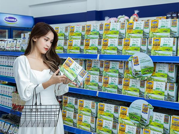 Diễn viên Tú Vi tìm hiểu các thông tin về sữa tươi Vinamilk Green Farm mới Diễn viên Tú Vi tìm hiểu các thông tin về sữa tươi Vinamilk Green Farm mới