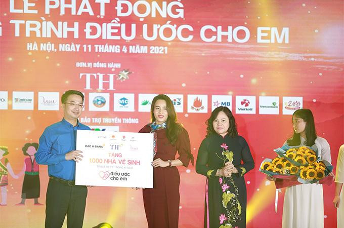 Bà Trần Thị Như Trang, Giám đốc Quỹ Vì tầm vóc Việt thay mặt Quỹ, Tập đoàn TH và BAC A Bank trao biển tặng 1.000 nhà vệ sinh cho chương trình Điều ước cho em.