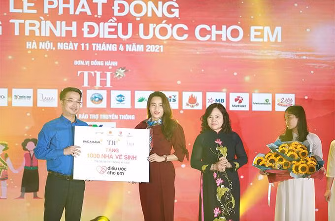 Bà Trần Thị Như Trang, Giám đốc Quỹ Vì tầm vóc Việt thay mặt Quỹ, Tập đoàn TH và BAC A Bank trao biển tặng 1.000 nhà vệ sinh cho chương trình Điều ước cho em.