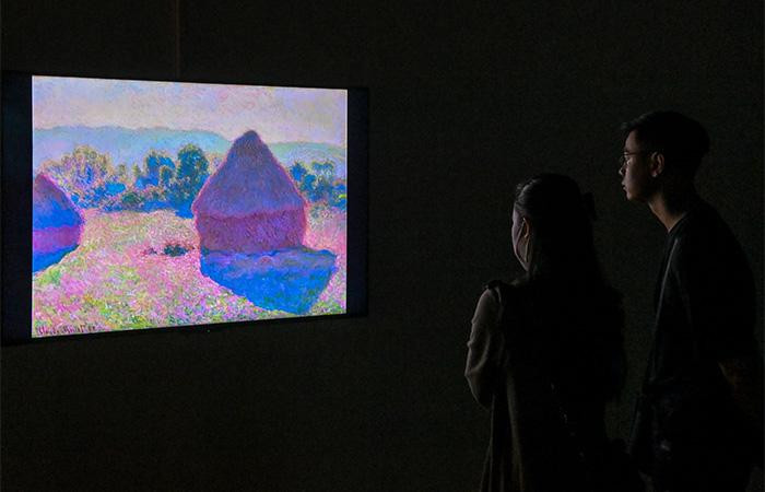 Tác phẩm "Những đống cỏ khô” (1890) của Claude Monet được trình chiếu trong triển lãm “Lặng yên rực rỡ” tại VCCA