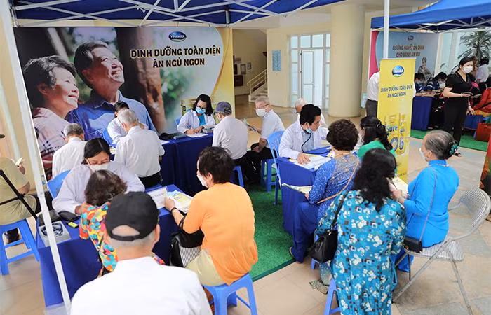 Hoạt động đo loãng xương và tư vấn sức khỏe lão khoa luôn được người cao tuổi chú trọng và có nhu cầu thăm khám nhiều nhất Hoạt động đo loãng xương và tư vấn sức khỏe lão khoa luôn được người cao tuổi chú trọng và có nhu cầu thăm khám nhiều nhất