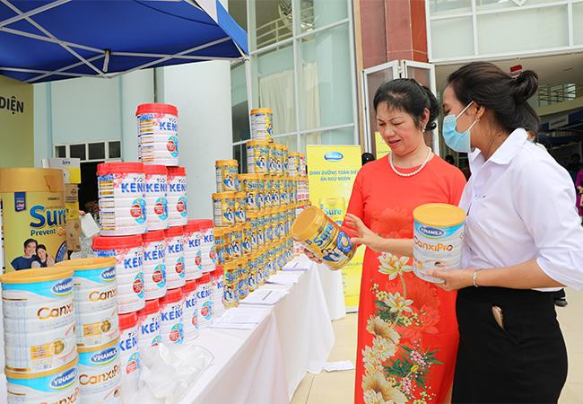 Người cao tuổi tìm hiểu về các sản phẩm dinh dưỡng Sure Prevent Gold, Sure Diecerna và Kenko Haru của Vinamilk