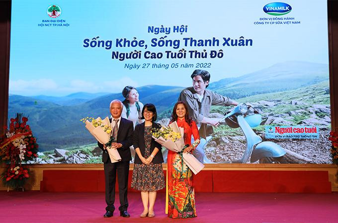 Đại diện Vinamilk tặng hoa cho đại diện người cao tuổi Thủ đô, thể hiện sự cam kết trong việc đồng hành chăm sóc sức khỏe cho người cao tuổi Thủ đô và cả nước