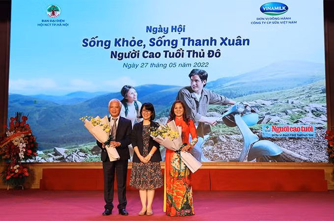 Đại diện Vinamilk tặng hoa cho đại diện người cao tuổi Thủ đô, thể hiện sự cam kết trong việc đồng hành chăm sóc sức khỏe cho người cao tuổi Thủ đô và cả nước Đại diện Vinamilk tặng hoa cho đại diện người cao tuổi Thủ đô, thể hiện sự cam kết trong việc đồng hành chăm sóc sức khỏe cho người cao tuổi Thủ đô và cả nước