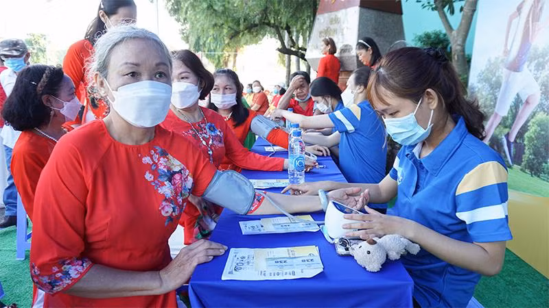 Đội ngũ y bác sĩ, tư vấn viên của Vinamilk đã tiến hành thăm khám tổng quát sức khỏe của người cao tuổi Đội ngũ y bác sĩ, tư vấn viên của Vinamilk đã tiến hành thăm khám tổng quát sức khỏe của người cao tuổi