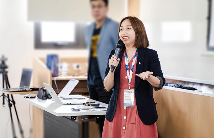 Tiến sĩ Phí Thị Linh Giang, Giám đốc Trung tâm khởi nghiệp Trường Đại học VinUni chia sẻ về mô hình hỗ trợ sinh viên khởi nghiệp tại VinUni trong Hội nghị Đổi mới dạy và học. Tiến sĩ Phí Thị Linh Giang, Giám đốc Trung tâm khởi nghiệp Trường Đại học VinUni chia sẻ về mô hình hỗ trợ sinh viên khởi nghiệp tại VinUni trong Hội nghị Đổi mới dạy và học.