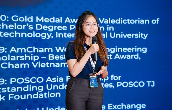 Nguyễn Huỳnh Ngọc Thư, sinh viên nhận Học bổng Vingroup theo học Chương trình Tiến sĩ tại Đại học Oxford (Anh) đại diện các sinh viên nhận Học bổng Vingroup khoá 2022 phát biểu tại buổi lễ Nguyễn Huỳnh Ngọc Thư, sinh viên nhận Học bổng Vingroup theo học Chương trình Tiến sĩ tại Đại học Oxford (Anh) đại diện các sinh viên nhận Học bổng Vingroup khoá 2022 phát biểu tại buổi lễ