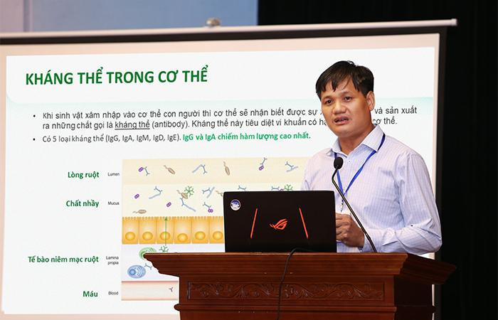 TS. BS Lê Minh Trác - Giám đốc Trung tâm chăm sóc và điều trị sơ sinh - Bệnh viện Phụ sản Trung ương trình bày về việc tăng cường miễn dịch cho trẻ bằng sữa non và lợi khuẩn