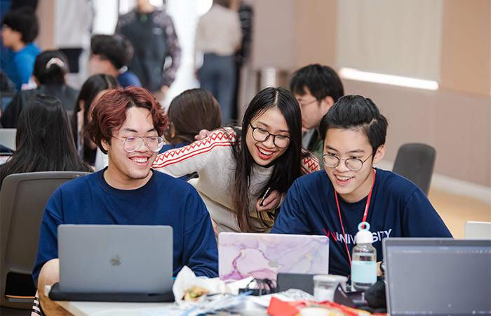 Sinh viên VinUni trong sự kiện Hackathon, hợp lực để làm một dự án khởi nghiệp, đây là cách các em thi qua môn Agile Innovation – môn học bắt buộc về Đổi mới sáng tạo tại trường, nơi trang bị cho các em nền tảng quan trọng cho tư duy khởi nghiệp Sinh viên VinUni trong sự kiện Hackathon, hợp lực để làm một dự án khởi nghiệp, đây là cách các em thi qua môn Agile Innovation – môn học bắt buộc về Đổi mới sáng tạo tại trường, nơi trang bị cho các em nền tảng quan trọng cho tư duy khởi nghiệp
