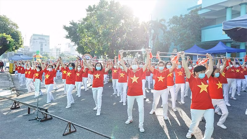 Tinh thần “Sống khỏe, sống thanh xuân” được thể hiện một cách ấn tượng qua các màn biểu diễn múa, tiết mục dưỡng sinh của người cao tuổi Hà Nội và TP Hồ Chí Minh Tinh thần “Sống khỏe, sống thanh xuân” được thể hiện một cách ấn tượng qua các màn biểu diễn múa, tiết mục dưỡng sinh của người cao tuổi Hà Nội và TP Hồ Chí Minh