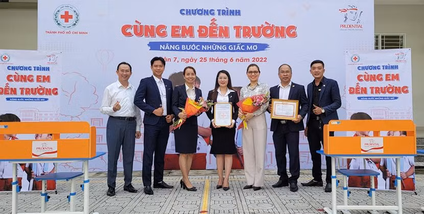 Đại diện Tổng đại lý Prudential quận 7 trao tặng các phần quà đến các em học sinh có hoàn cảnh khó khăn Đại diện Tổng đại lý Prudential quận 7 trao tặng các phần quà đến các em học sinh có hoàn cảnh khó khăn