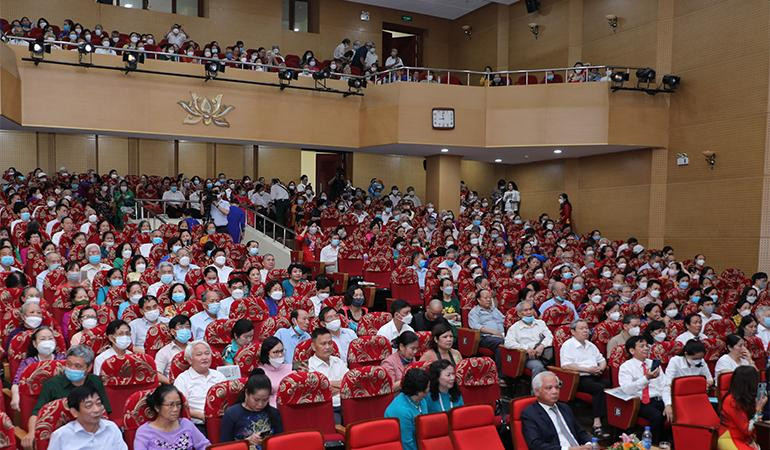 Người cao tuổi hào hứng đến tham dự ngày hội “Sống khỏe, sống thanh xuân” do Vinamilk tổ chức