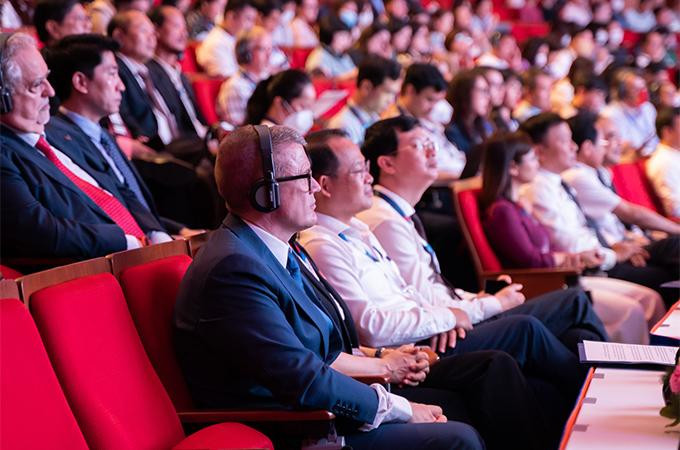 Gần 400 nhà lãnh đạo học thuật, chuyên gia giáo dục nổi tiếng đến từ các cơ sở giáo dục và các trường đại học hàng đầu trong và ngoài nước tới tham dự hội nghị để cùng tìm ra giải pháp đổi mới dạy và học Gần 400 nhà lãnh đạo học thuật, chuyên gia giáo dục nổi tiếng đến từ các cơ sở giáo dục và các trường đại học hàng đầu trong và ngoài nước tới tham dự hội nghị để cùng tìm ra giải pháp đổi mới dạy và học