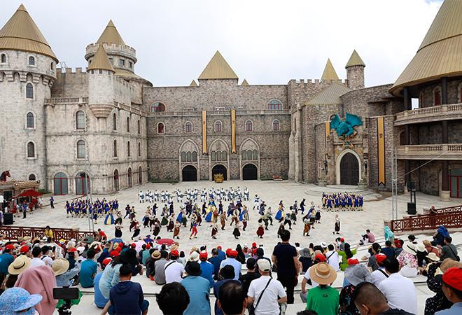 Rất đông du khách xem show diễn “Trận chiến tại Vương quốc Mặt trăng” tại Sun World Ba Na Hills