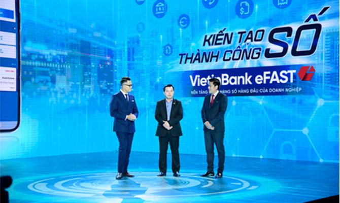 Shark Việt (đứng giữa) tham gia sự kiện