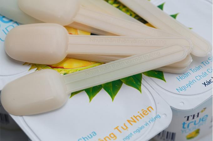 Tập đoàn TH tiên phong sử dụng thìa sữa chua làm từ chất liệu thân thiện hơn với môi trường. Tập đoàn TH tiên phong sử dụng thìa sữa chua làm từ chất liệu thân thiện hơn với môi trường.