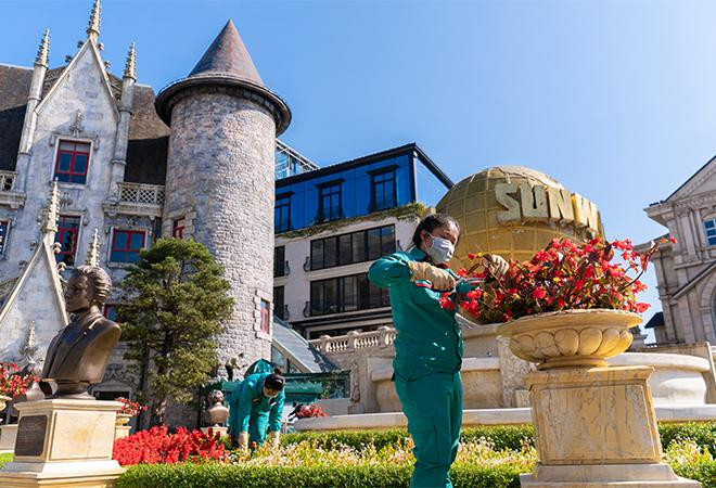 Chăm cây tỉa cành là công việc hàng ngày của các công nhân tại Sun World Ba Na Hills