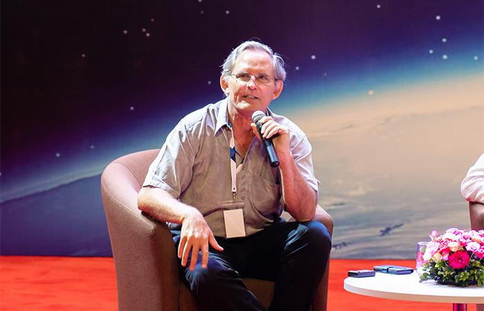 TS. Jay Siegel, Chủ tịch, Ban Cố vấn quốc tế SPST, Đại học Thiên Tân, Thành viên cấp cao của Collegium Helveticum – ETH Zurich TS. Jay Siegel, Chủ tịch, Ban Cố vấn quốc tế SPST, Đại học Thiên Tân, Thành viên cấp cao của Collegium Helveticum – ETH Zurich