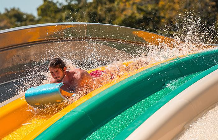 Đường trượt nước đầy phấn khích tại công viên nước Aquatopia Water Park