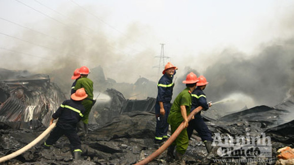 Vụ cháy lớn tại kho sơn thuộc phường Biên Giang, quận Hà Đông Vụ cháy lớn tại kho sơn thuộc phường Biên Giang, quận Hà Đông