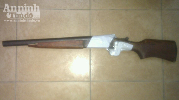 Khẩu súng thu được trong xe ô tô