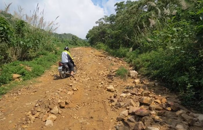 Đường vào xã Phú Mỡ, một xã luôn bị cô lập khi mưa bão ập đến tại tỉnh Phú Yên. (Ảnh internet)