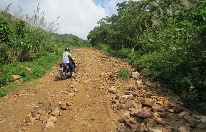Đường vào xã Phú Mỡ, một xã luôn bị cô lập khi mưa bão ập đến tại tỉnh Phú Yên. (Ảnh internet)