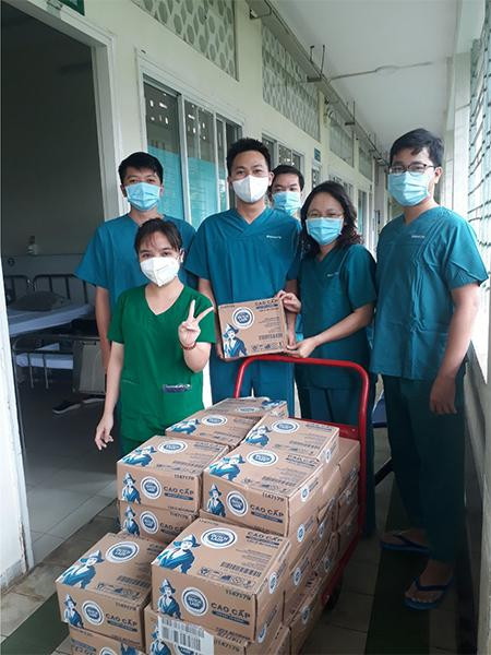 Những phần quà yêu thương dành cho người nghèo, người vô gia cư với thông điệp dù là ai thì cũng không để bị bỏ lại phía sau trong cuộc chiến chống dịch COVID-19.