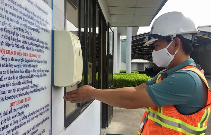 Để giữ cho hoạt động được diễn ra bình thường và không xảy ra tình trạng khan hiếm hàng hóa, làm xáo trộn đời sống người dân, hàng nghìn nhân viên bán hàng của các công ty đang hoạt động hết công suất, duy trì đủ nguồn cung cấp các mặt hàng thiết yếu. Nhu cầu ngày càng cấp thiết hơn khi thành phố đang áp dụng giãn cách xã hội theo chỉ thị 16 hiện nay. Để giữ cho hoạt động được diễn ra bình thường và không xảy ra tình trạng khan hiếm hàng hóa, làm xáo trộn đời sống người dân, hàng nghìn nhân viên bán hàng của các công ty đang hoạt động hết công suất, duy trì đủ nguồn cung cấp các mặt hàng thiết yếu. Nhu cầu ngày càng cấp thiết hơn khi thành phố đang áp dụng giãn cách xã hội theo chỉ thị 16 hiện nay.