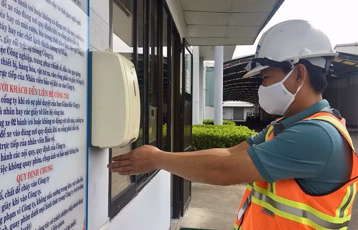 Để giữ cho hoạt động được diễn ra bình thường và không xảy ra tình trạng khan hiếm hàng hóa, làm xáo trộn đời sống người dân, hàng nghìn nhân viên bán hàng của các công ty đang hoạt động hết công suất, duy trì đủ nguồn cung cấp các mặt hàng thiết yếu. Nhu cầu ngày càng cấp thiết hơn khi thành phố đang áp dụng giãn cách xã hội theo chỉ thị 16 hiện nay.