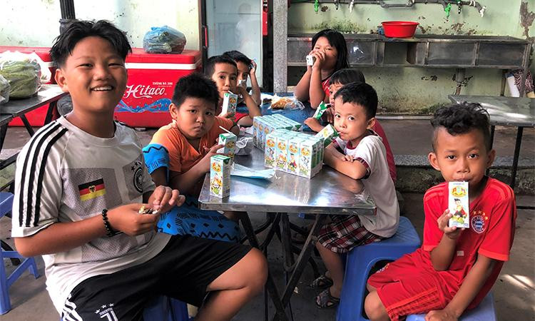 Những hộp sữa của chương trình Quỹ sữa Vươn cao Việt Nam năm 2021 đã đến với trẻ em khó khăn tại Cần Thơ Những hộp sữa của chương trình Quỹ sữa Vươn cao Việt Nam năm 2021 đã đến với trẻ em khó khăn tại Cần Thơ