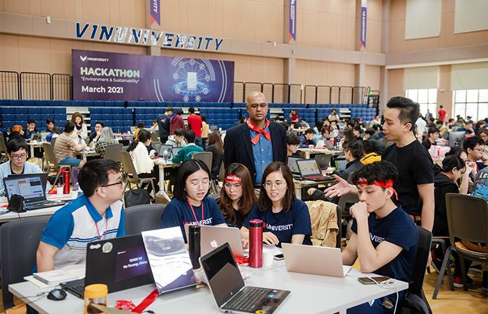 Sinh viên thảo luận nhóm tìm giải pháp trong cuộc thi VinUni Hakathon 2021